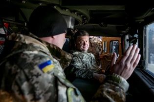 З'явилося відео, як Порошенко проводить тест-драйв американської бронемашини Humvee