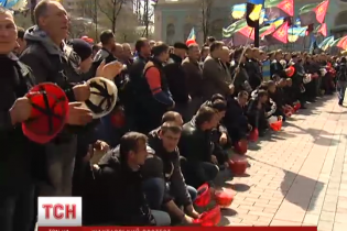 СБУ затримує "кур'єрів", які привезли готівку від Азарова для псевдошахтарів