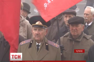 В Чернигове за советские флаги раздают крупы, масло и рыбные консервы