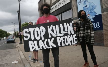 В США афроамериканец, скончался после задержания копами: сотни людей вышли протестовать