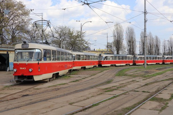 В Киеве из-за прорыва трубы остановлено движение трамваев на пяти маршрутах (фото)