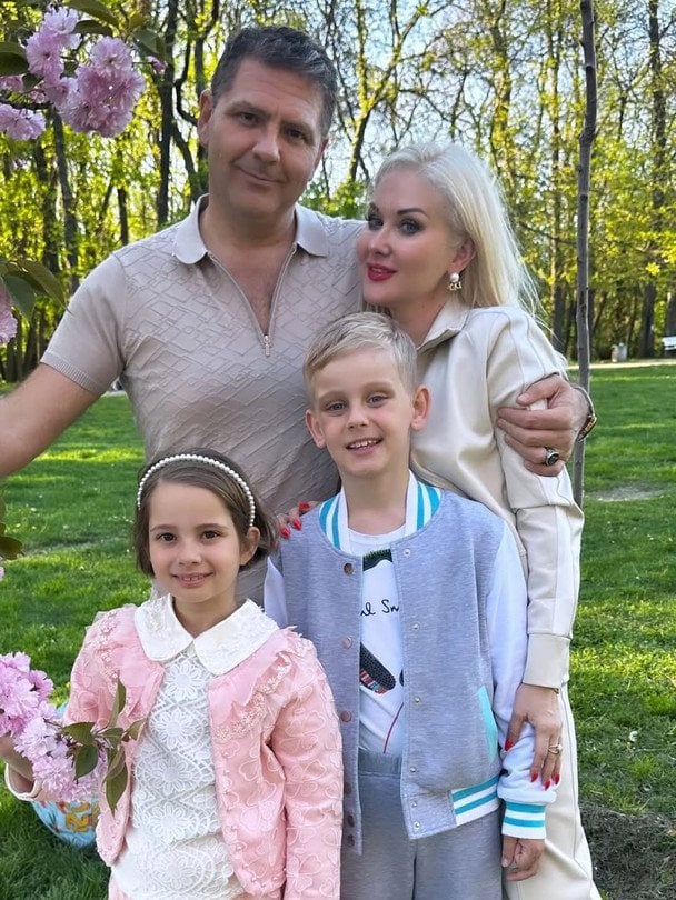 Катерина Бужинська з чоловіком та дітьми / © instagram.com/buzhynska