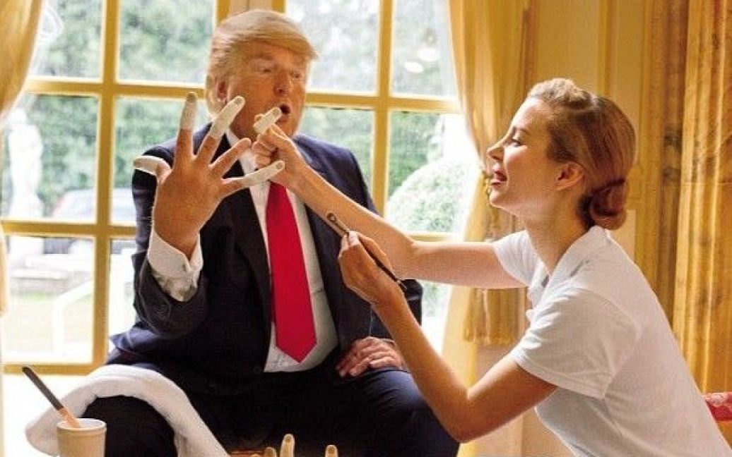 Очень похожий на Трампа мужчина развлекается в окружении горячих девушек. / © Alison Jackson