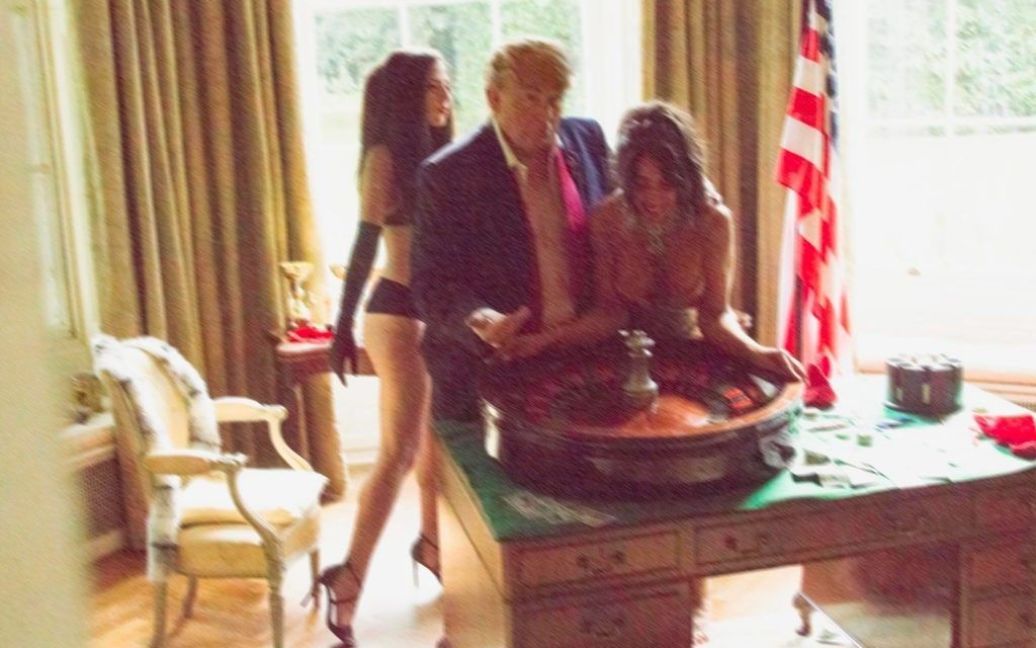 Дуже схожий на Трампа чоловік розважається в оточенні гарячих дівчат. / © Alison Jackson