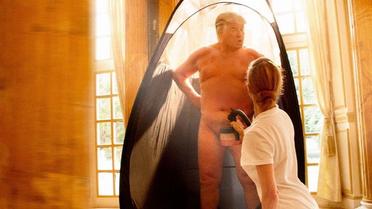 Дуже схожий на Трампа чоловік розважається в оточенні гарячих дівчат. / © Alison Jackson