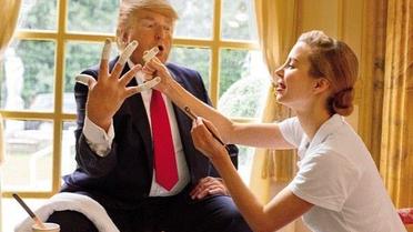 Дуже схожий на Трампа чоловік розважається в оточенні гарячих дівчат. / © Alison Jackson