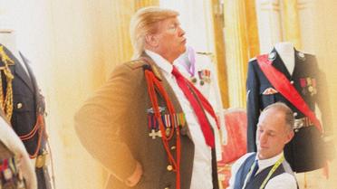 Дуже схожий на Трампа чоловік на примірці костюму. / © Alison Jackson