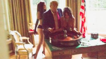 Дуже схожий на Трампа чоловік розважається в оточенні гарячих дівчат. / © Alison Jackson