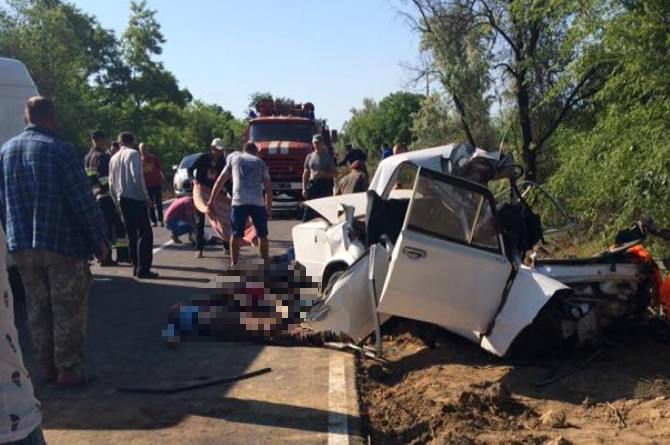 Заснув за кермом. На Одещині водій впилявся в дерево, четверо загиблих