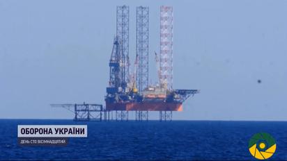 Украденные Россией "вышки Бойко" больше суток пылают в Черном море