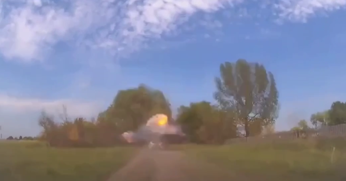 У Вовчанську окупанти вдарили по автомобілю поліцейських під час евакуації (відео)