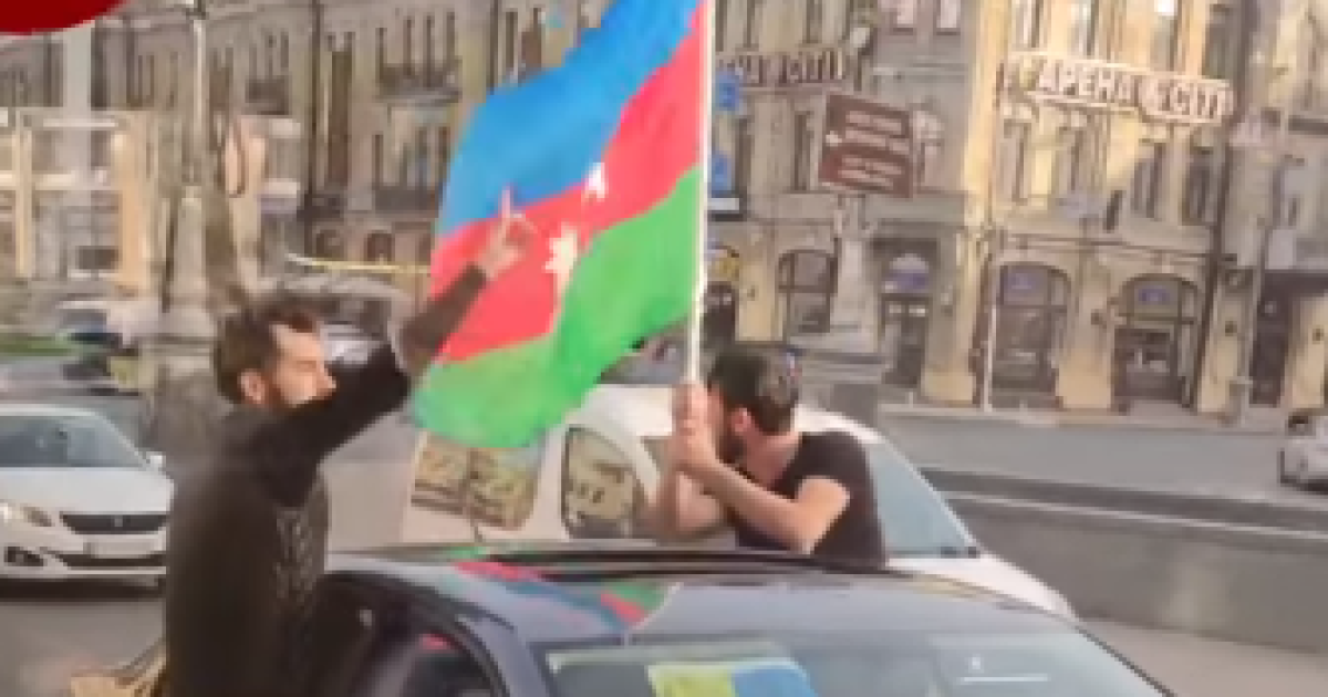 Стріляли та розмахували прапорами: поліція затримала в Києві іноземців на автомобілях