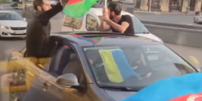 Стреляли и размахивали флагами: полиция задержала в Киеве иностранцев на автомобилях