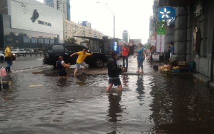 Водопад на "Шулявке" и вода в переходах. Пять красноречивых видео непогоды в Киеве