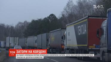 На выезде из Украины в Польшу простаивает более восьми сотен грузовиков