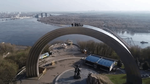 Руфери вилізли на арку Дружби народів, гіфка