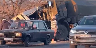 В "ДНР" військова вантажівка окупантів протаранила автобус з людьми – 16 загиблих (відео)