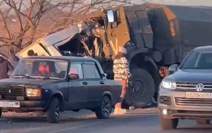 В "ДНР" військова вантажівка окупантів протаранила автобус з людьми – 16 загиблих (відео)