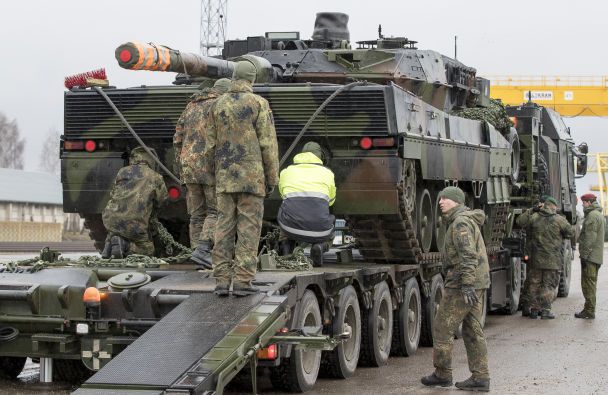 Один із танків Leopard 2, які, зокрема, Німеччина передає Україні / © Associated Press