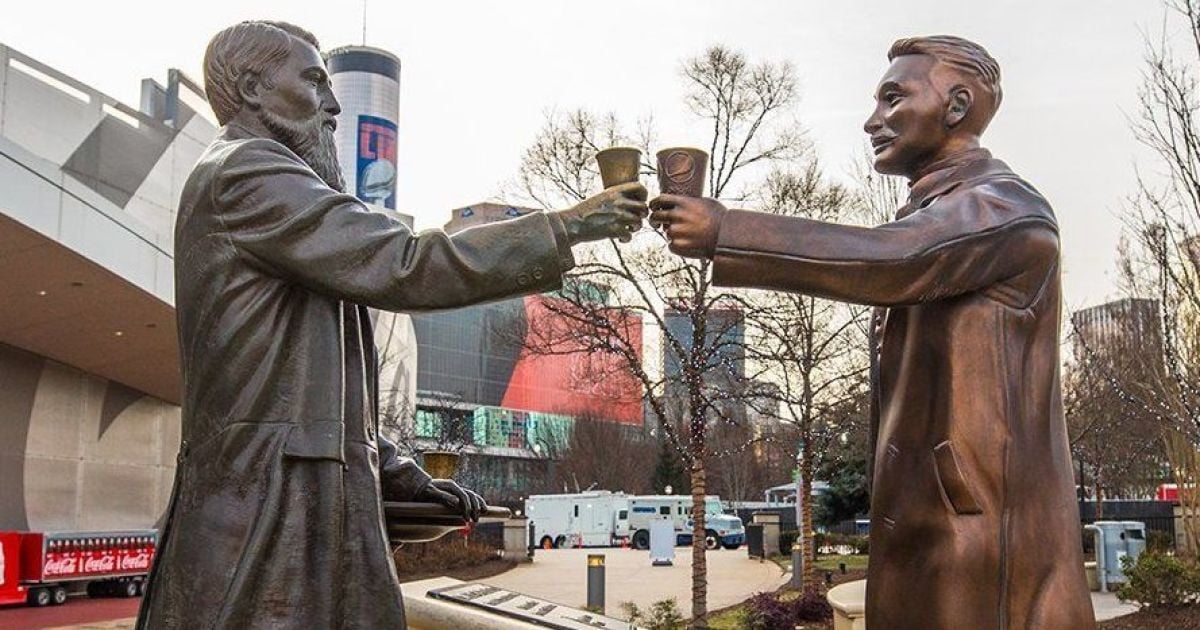 Pepsi поставила біля статуї засновника Coca-Cola свою скульптуру, щоб помиритися