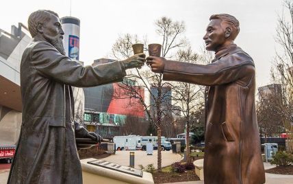 Pepsi поставила возле статуи основателя Coca-Cola свою скульптуру, чтобы помириться