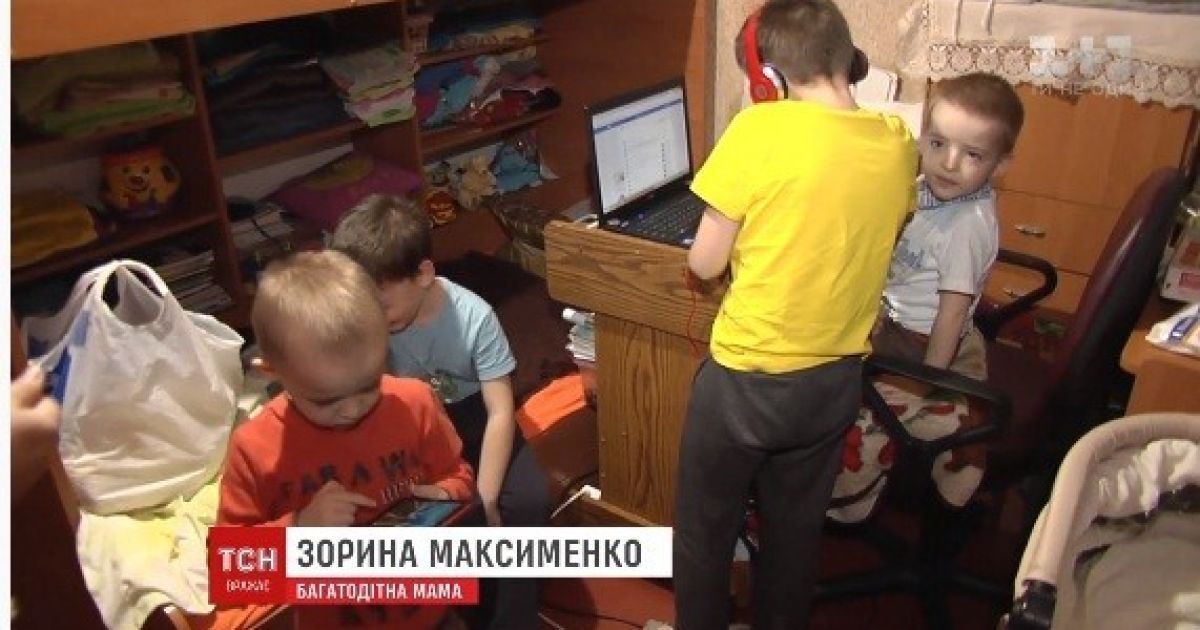 Спят валетом, едят на кровати: в Киеве семья с шестью детьми живет в комнате площадью 18 квадратов