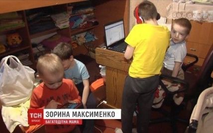 Сплять валетом, їдять на ліжку: у Києві родина з шістьма дітьми живе у кімнаті площею 18 квадратів