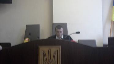 Двух задержанных - Вадима Полищука и Андрея Медведько - привезли в Шевченковский райсуд для избрания меры пресечения / © Facebook.com/Олександр Рудоманов