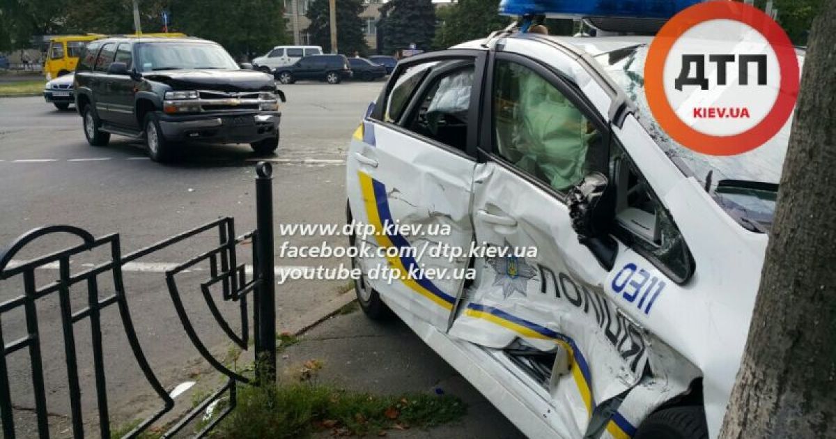 В Киеве в ДТП пострадали 4 патрульных полицейских