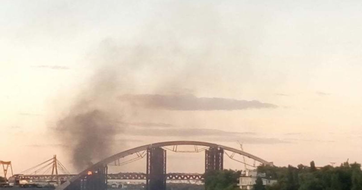 В Киеве горел недостроенный мост