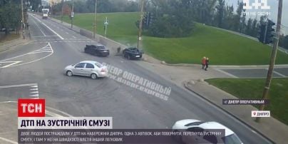 Новини України: у ДТП на набережній Дніпра постраждали двоє людей