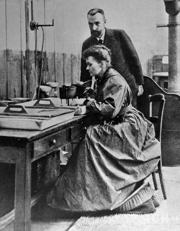 Марія Кюрі зі своїм чоловіком П'єром у лабораторії / © Getty Images