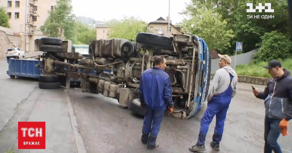В Киеве на Подоле перевернулась фура со строительным мусором: видео