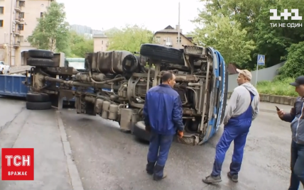 В Киеве на Подоле перевернулась фура со строительным мусором: видео