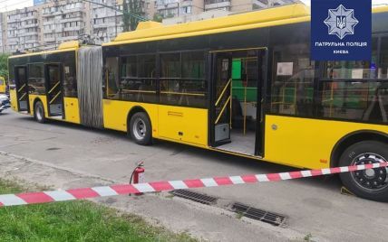 Салон вспыхнул: в Киеве прохожий бросил бутылку с бензином в троллейбус с пассажирами, есть пострадавшие