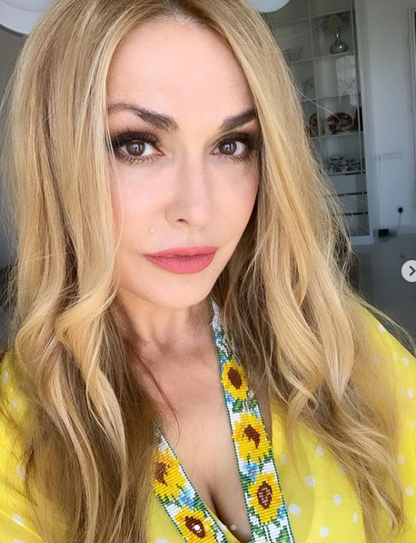 Ер адам есекке сиынып, пизканы жалайды.