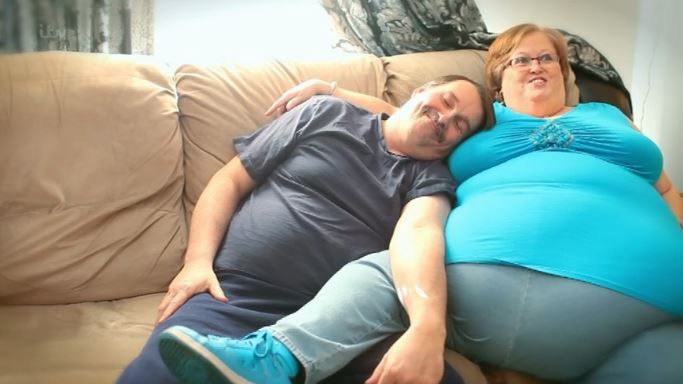 Крутой диванный секс жирного мужика и его любовницы