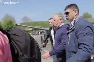 В Сети появилось видео побега Симоненко через деревья с митинга коммунистов