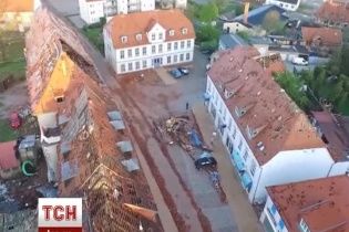 В Германии штормовой ветер срывал крыши и выкорчевывал деревья