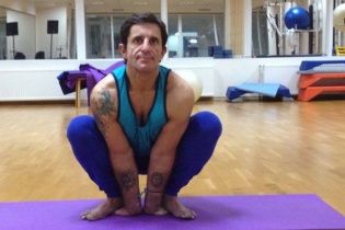 О приключениях "хитрого йога" Шкиряка в Непале написали шуточную песню в стиле Чипа и Дейла
