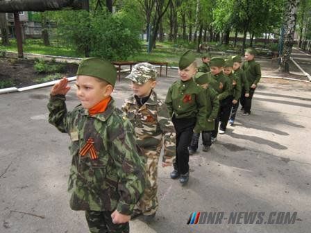У Горлівці дітей одягли у форму "Беркута"_6