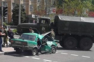В Донецке старенькие "Жигули" превратились в кучу металлолома после ДТП с грузовиком боевиков