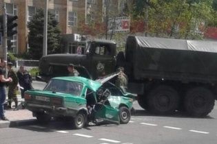 У центрі Донецька бойовики на "Уралі" розчавили легковий автомобіль