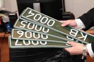 МВС вводить нові маскувальні автомобільні номери зеленого кольору