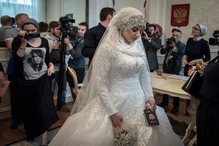 "Весілля століття" у Чечні: розкішний бенкет та згорьована наречена у сльозах