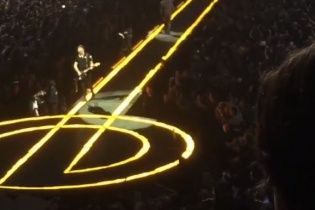Гитарист U2 эпично грохнулся со сцены во время концерта