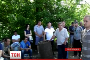 На Тернопільщині місцеві жителі оточили свиноферму блокпостами