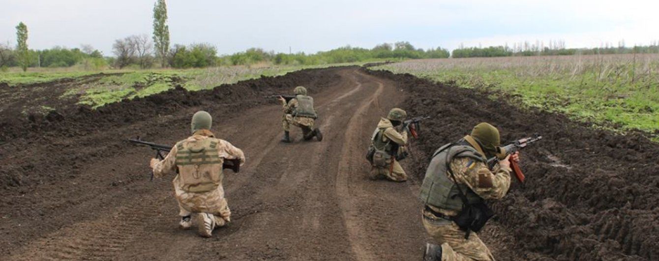 На передовій були поранені двоє українських бійців. Ситуація на Донбасі
