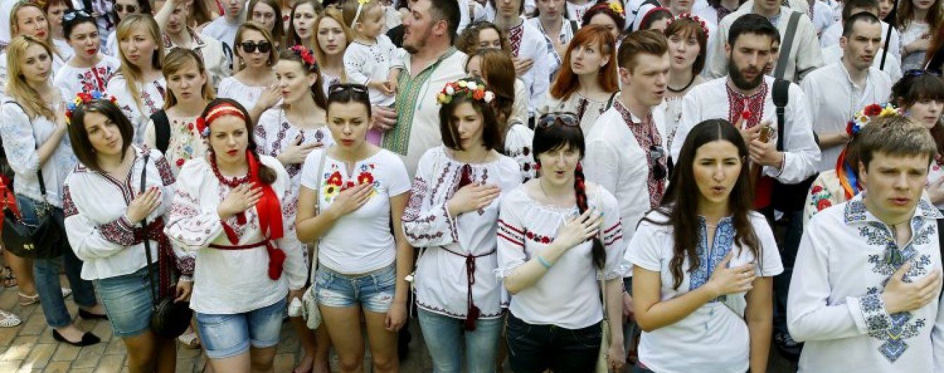 День вишиванки: флешмоб, рекорд і обладміністрація в національному вбранні