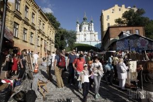 Вандалы на дороге. На Андреевском спуске водители крушат столбики для ограничения движения